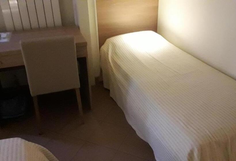 اتاق سوپریور سه تخته, Albergo Nyers