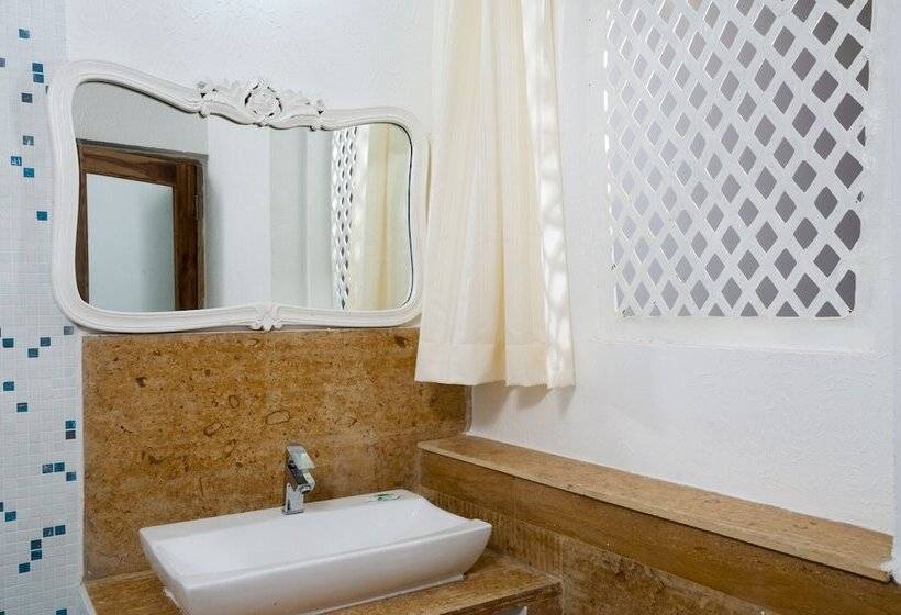 اتاق سوپریور با چشم‌انداز استخر, Royal Emirates Resort & Spa