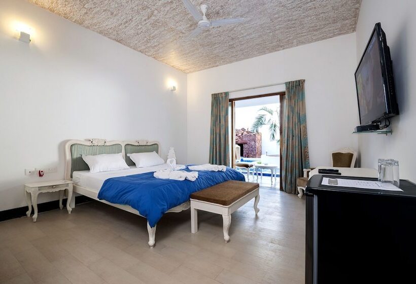 اتاق سوپریور با چشم‌انداز استخر, Royal Emirates Resort & Spa
