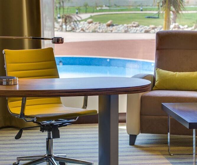 اتاق سوپریور با چشم‌انداز استخر, Radisson Blu Resort Jizan
