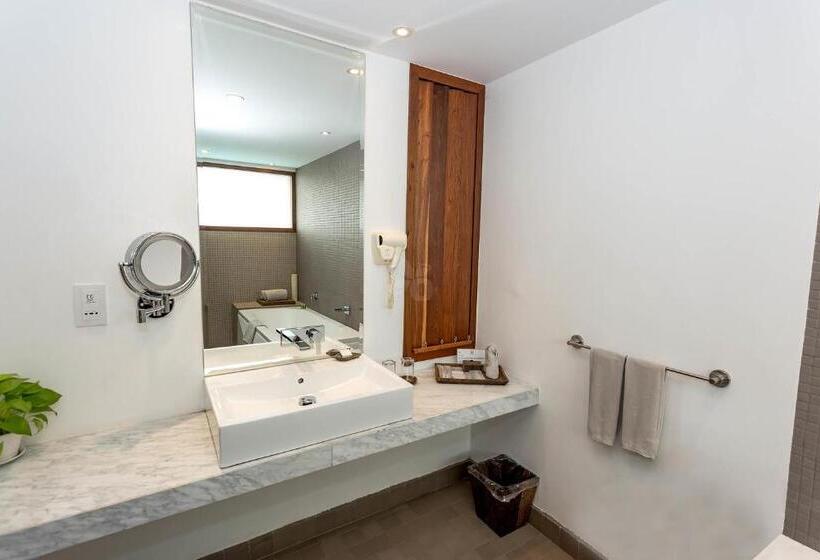 اتاق لوکس با چشم‌انداز استخر, Somadevi Residence