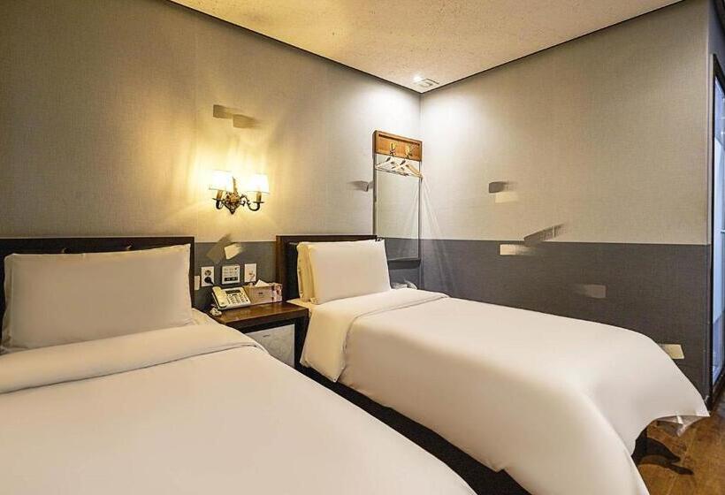 이코노미 룸, Friendly Dh Naissance Hotel By Mindrum Group