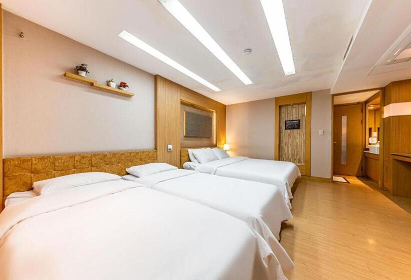 패밀리 스튜디오, Friendly Dh Naissance Hotel By Mindrum Group