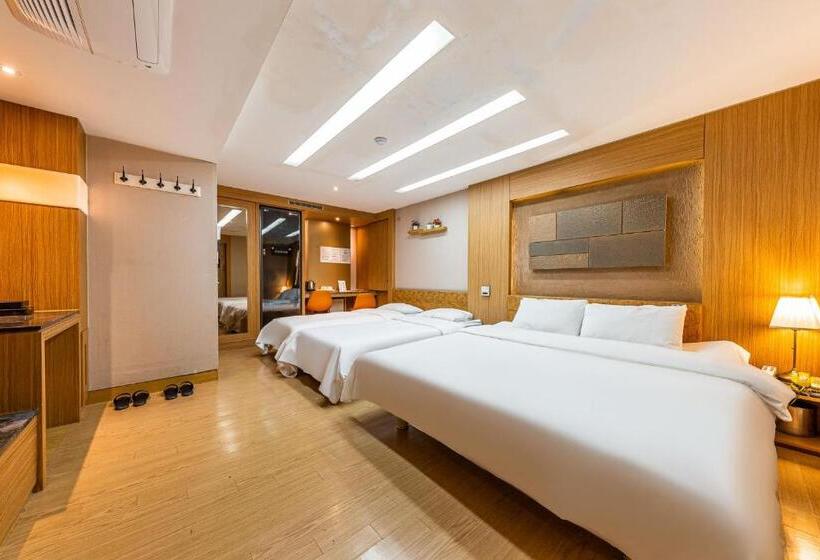 패밀리 스튜디오, Friendly Dh Naissance Hotel By Mindrum Group