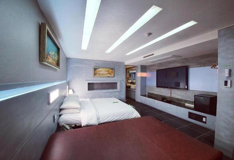 디럭스 룸, Friendly Dh Naissance Hotel By Mindrum Group