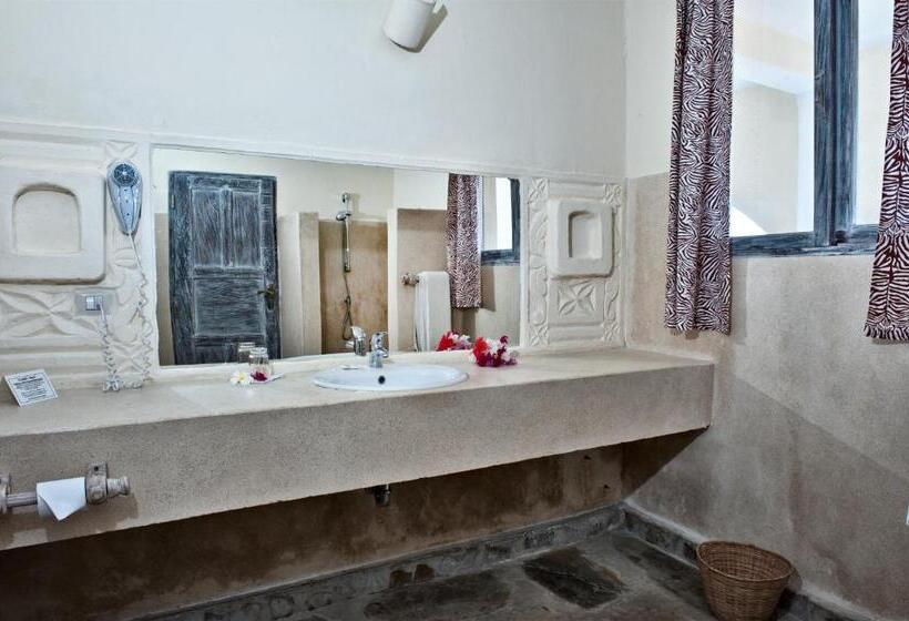 اتاق استاندارد چهارنفره با چشم‌انداز باغ, Jacaranda Beach Resort