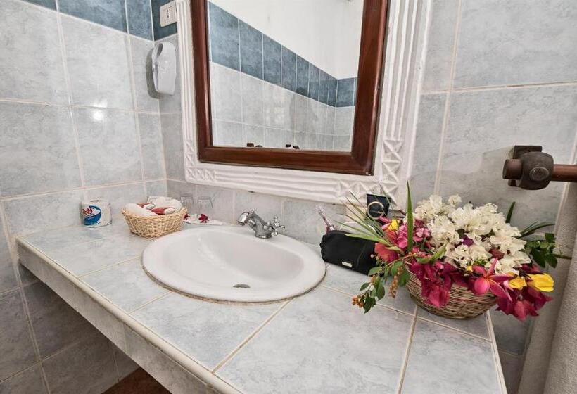 اتاق استاندارد سه تخته با چشم‌انداز باغ, Jacaranda Beach Resort