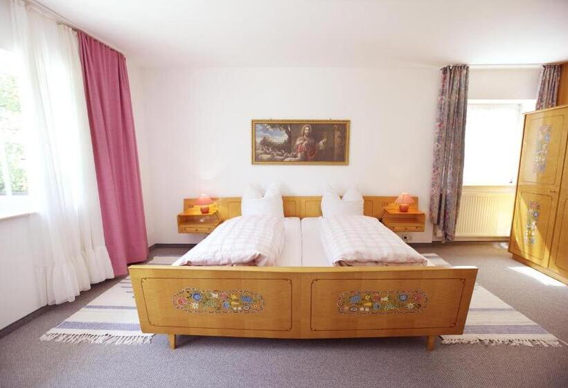 غرفة قياسية مزوَّدة بشُرفة, Gästehaus Huber   Traditional Sixties Hostel