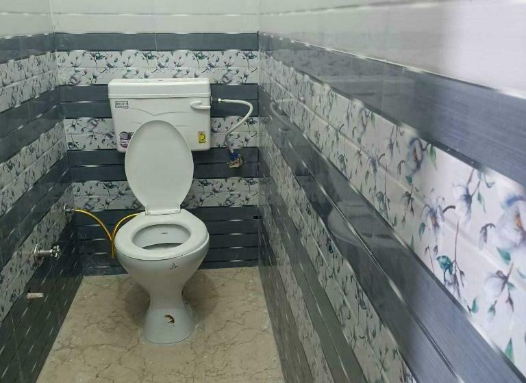 Трехместный Номер Классика, Oyo 81155 Four Season  Restaurant And Cafe