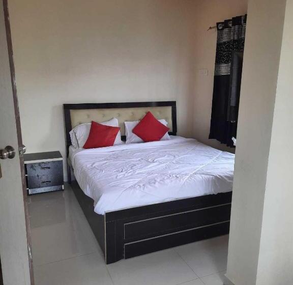 اتاق کلاسیک سه تخته, Spot On Hotel The Annie