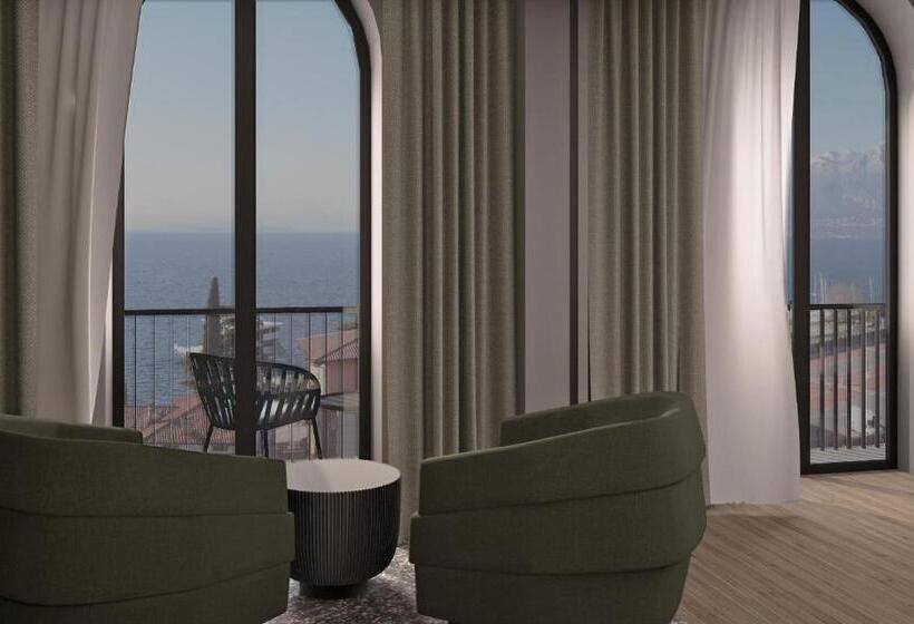 Suite with lake view, Al Caminetto Worldhotels Crafted Adults Only