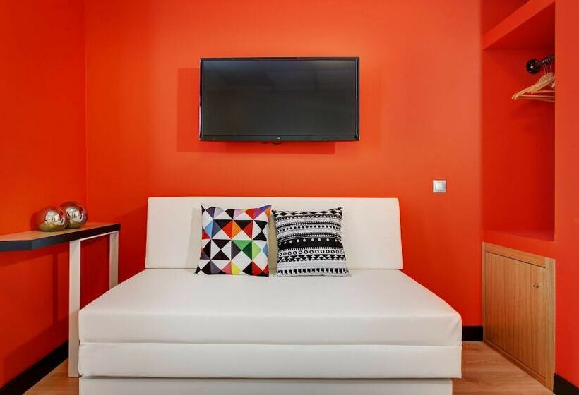 غرفة بيزنس, Colors Central Ladadika