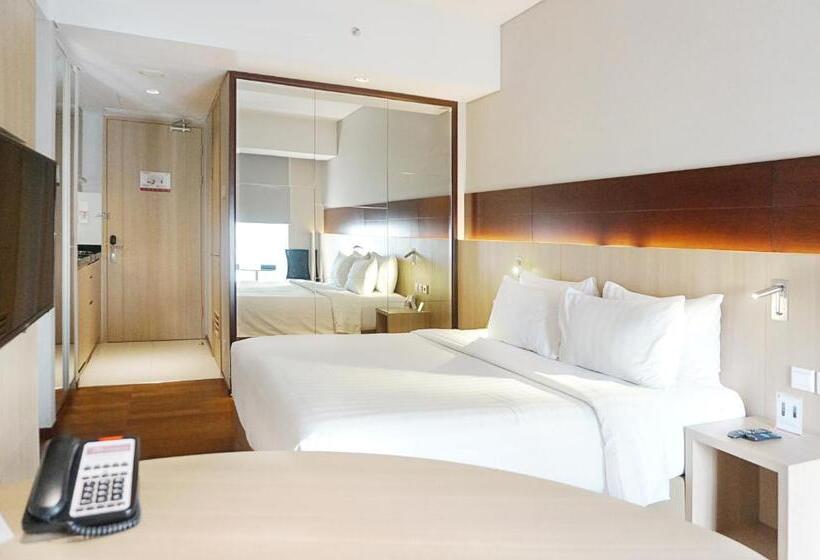 Deluxe Studio, Ra Premiere Simatupang