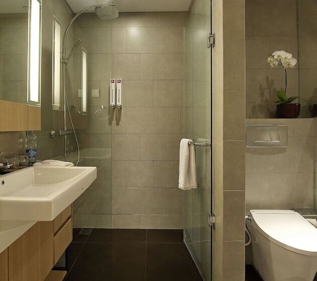 Standard Studio, Ra Premiere Simatupang