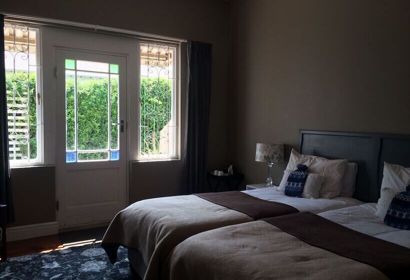 Номер Стандарт, 30 On Oatlands Road