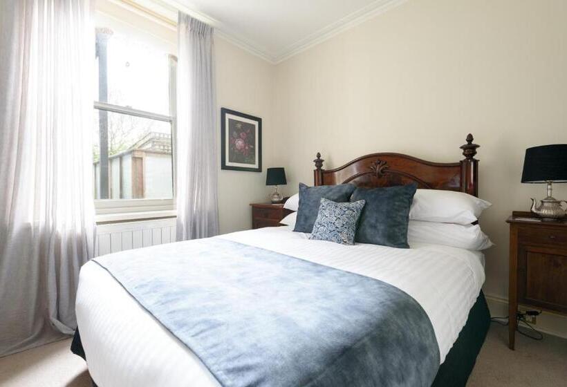 Standard room with outdoor bath, Albert Hotel Daylesford