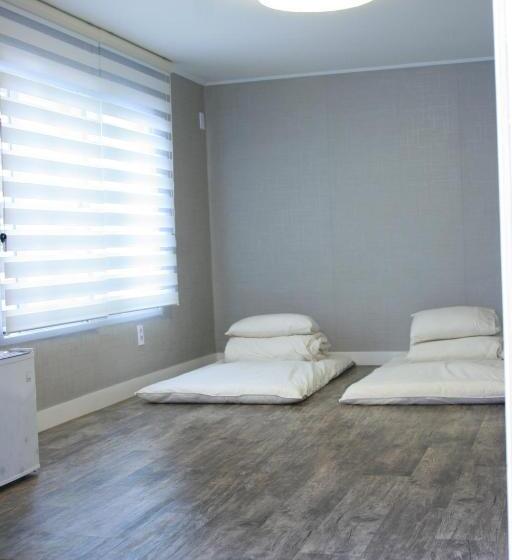 اتاق استاندارد سه نفره, Crib 49 Guesthouse   Foreigner Only