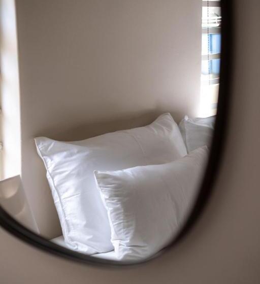 غرفة إقتصادية, The Big   Luxury Backpackers