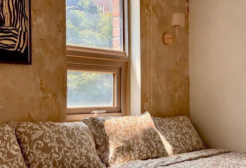 اتاق استاندارد سه نفره, Roi Guesthouse