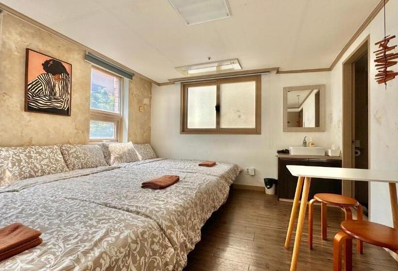 اتاق استاندارد سه نفره, Roi Guesthouse