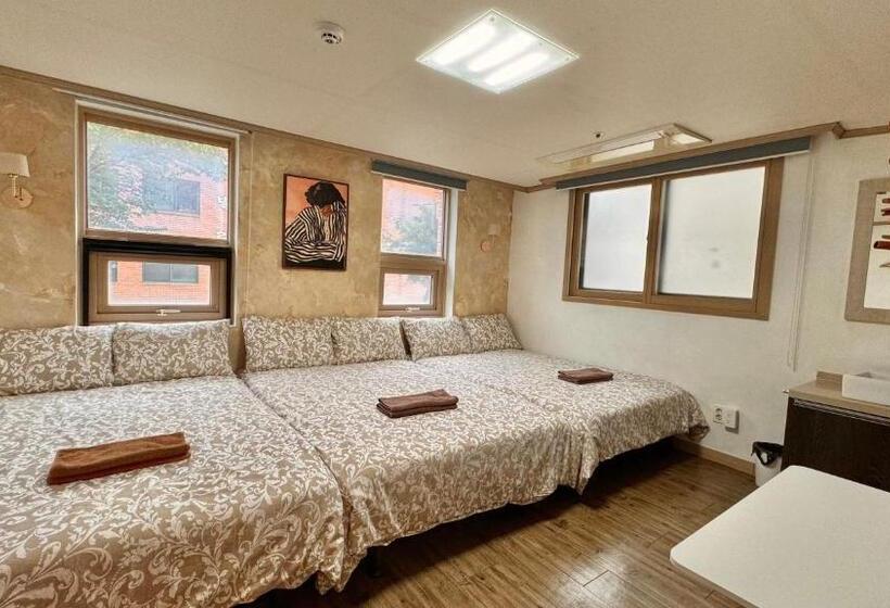 اتاق استاندارد سه نفره, Roi Guesthouse