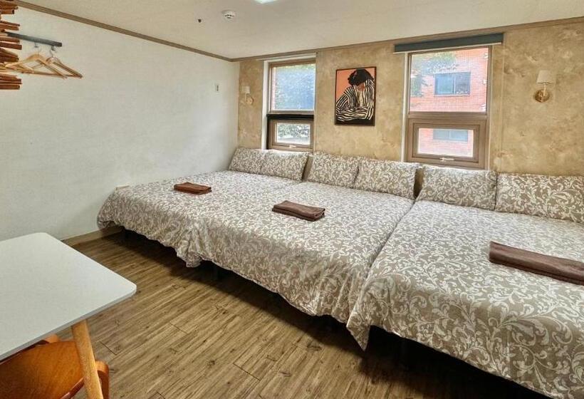 اتاق استاندارد سه تخته با سرویس بهداشتی مشترک, Roi Guesthouse