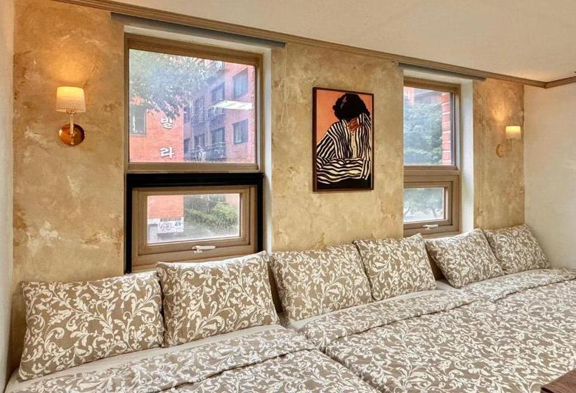 اتاق استاندارد سه تخته با سرویس بهداشتی مشترک, Roi Guesthouse