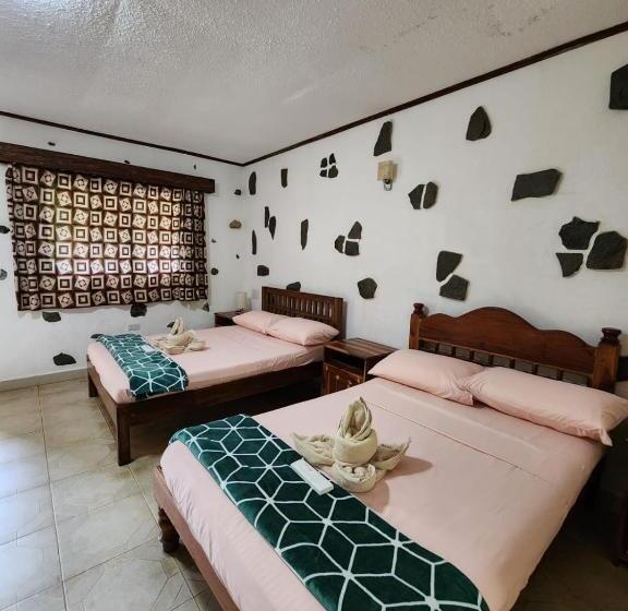חדר לארבעה סטנדרטי עם מרפסת, Tiptop Hotel, Resto And Delishop