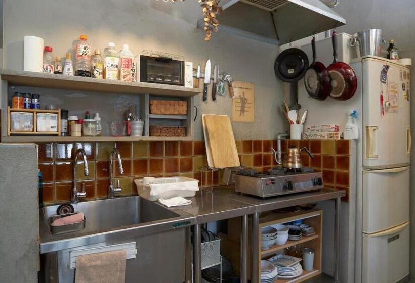 Номер Стандарт, Untapped Hostel