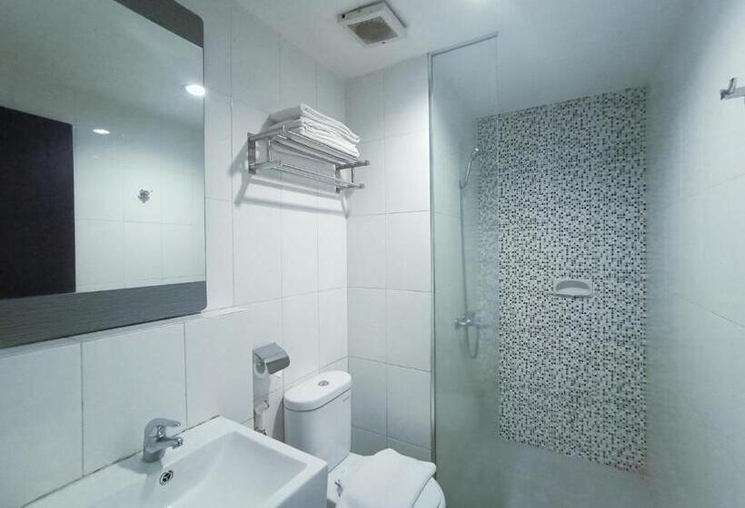 Deluxe Kolmen Hengen Huone, El Hotel Malang