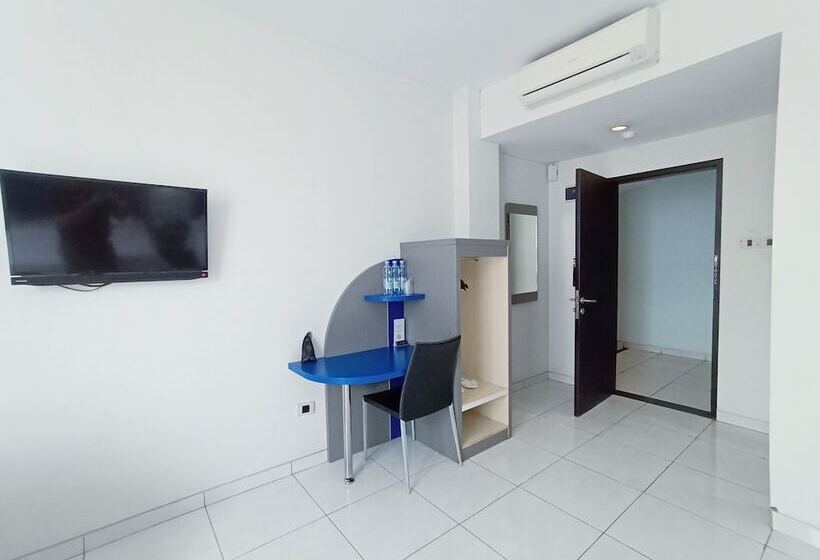 Deluxe Kolmen Hengen Huone, El Hotel Malang