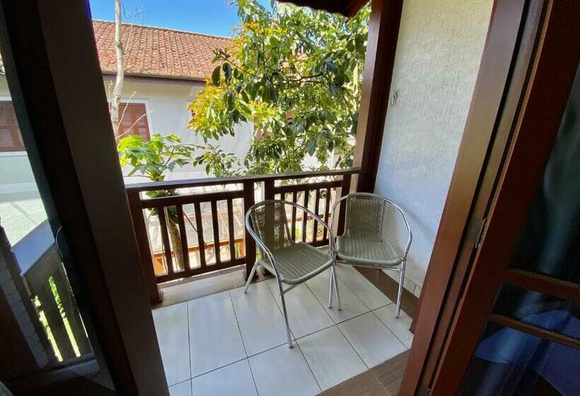 Quarto Superior com Sacada, Pousada Gramado