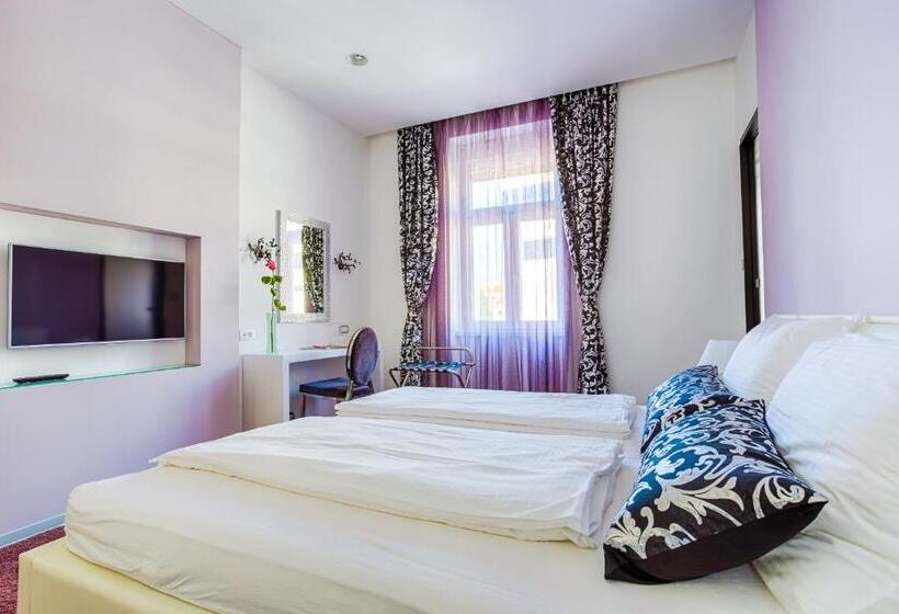 اتاق لوکس, Starlight Luxury Rooms