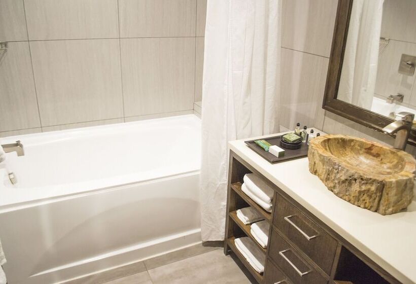 اتاق لوکس با چشم‌انداز دریا, Croc S Resort & Casino