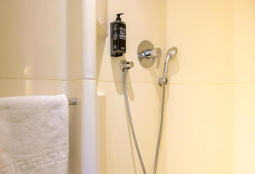Номер Стандарт Трехместный, B&B HOTEL Chateauroux A20 l'occitane
