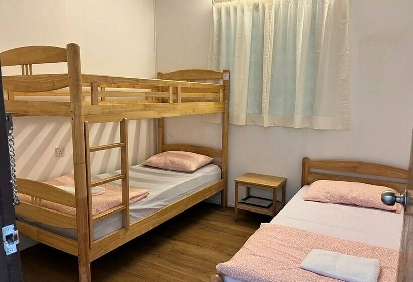 اتاق استاندارد چهارنفره با سرویس بهداشتی مشترک, Moonriver Lodge