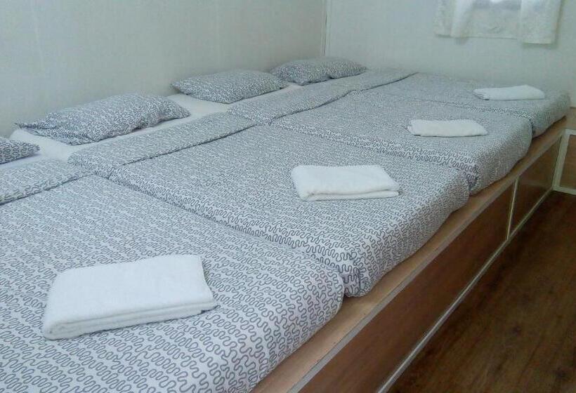 اتاق استاندارد سه تخته با سرویس بهداشتی مشترک, Moonriver Lodge