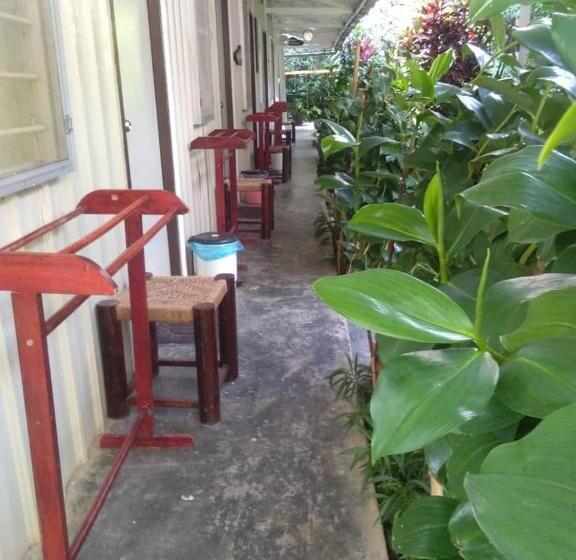 اتاق استاندارد چهارنفره با سرویس بهداشتی مشترک, Moonriver Lodge