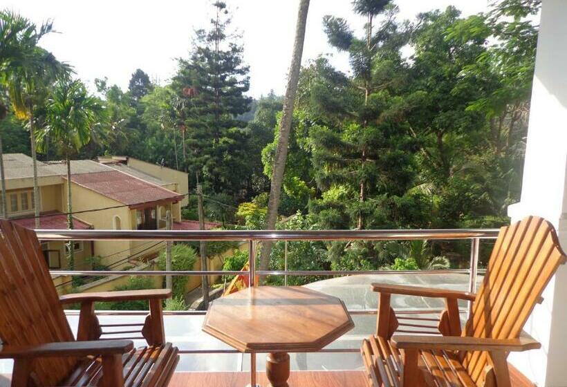 חדר דלוקס עם מרפסת, Vino Villa Tourists & Local Accommodations   24 Hrs