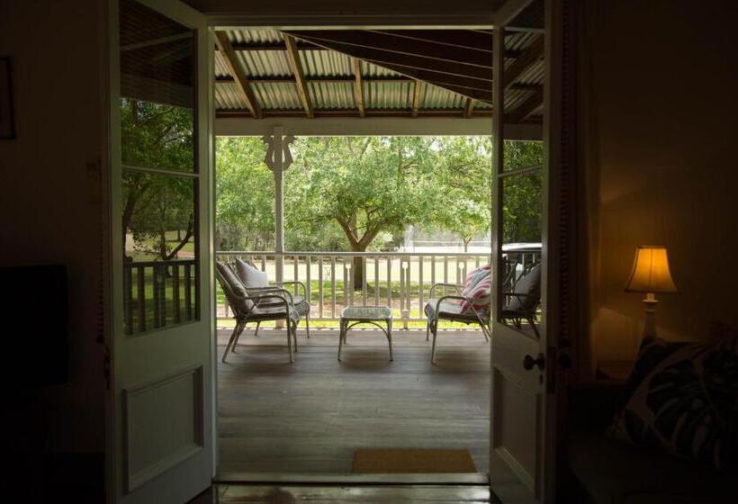 سوییت لوکس, The Carriages Boutique Hotel and Vineyard