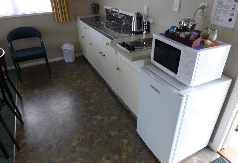 Семейный Номер, Totara Lodge Motel