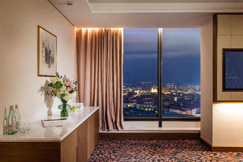 Quarto Estandar, Gracery Naha