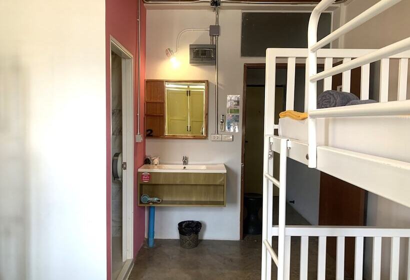 تختخواب در اتاق مشترک, Sleep Sheep Phuket Hostel Sha