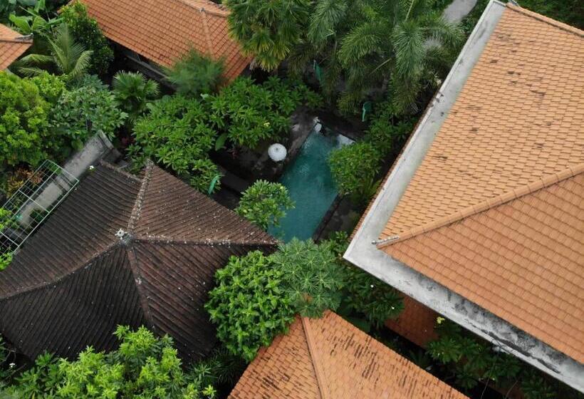 Номер Стандарт Вид на Бассейн, Jiwa S House