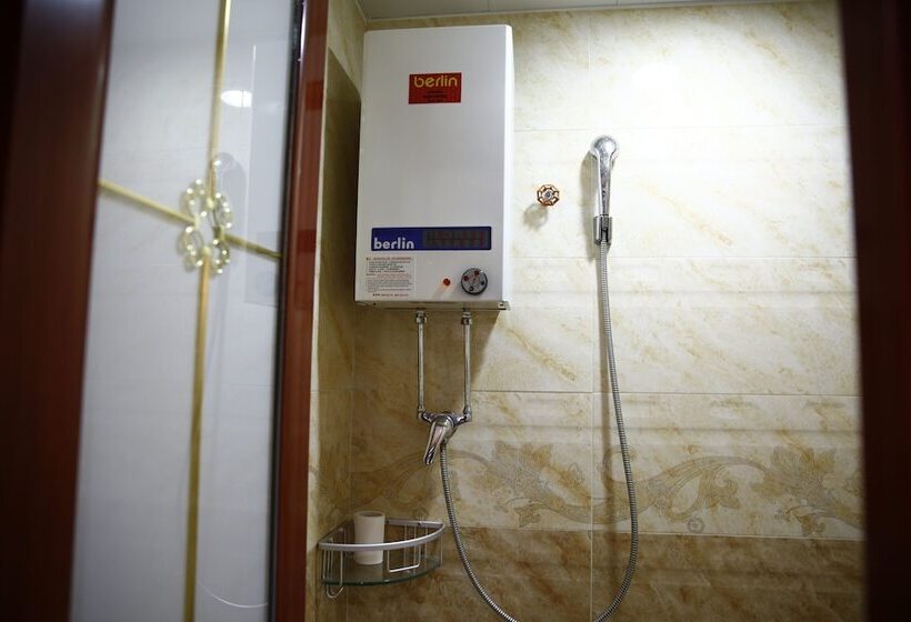 اتاق استاندارد سه نفره, Sandhu Guest House