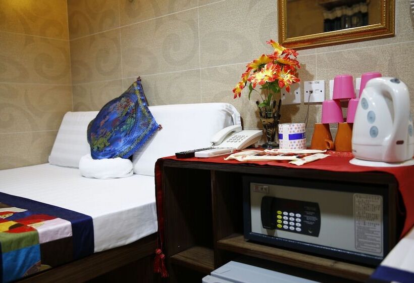 اتاق استاندارد سه نفره, Sandhu Guest House