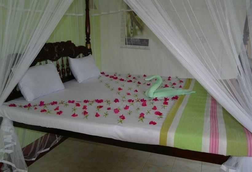 Семейный Номер, Castle Bay Resort