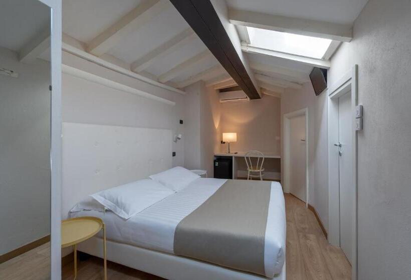 اتاق استاندارد سه نفره, Residenza Accademia