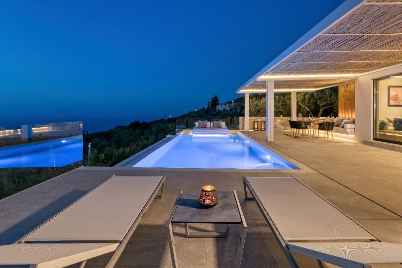 전용 풀장 스위트, Artblue Villas