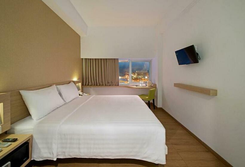 اتاق سوپریور با چشم‌انداز دریا, Whiz Prime Hotel Megamas Manado
